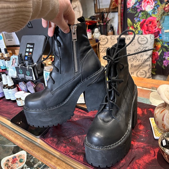 UNIF Choke Boot size 8 - Picture 7 of 8